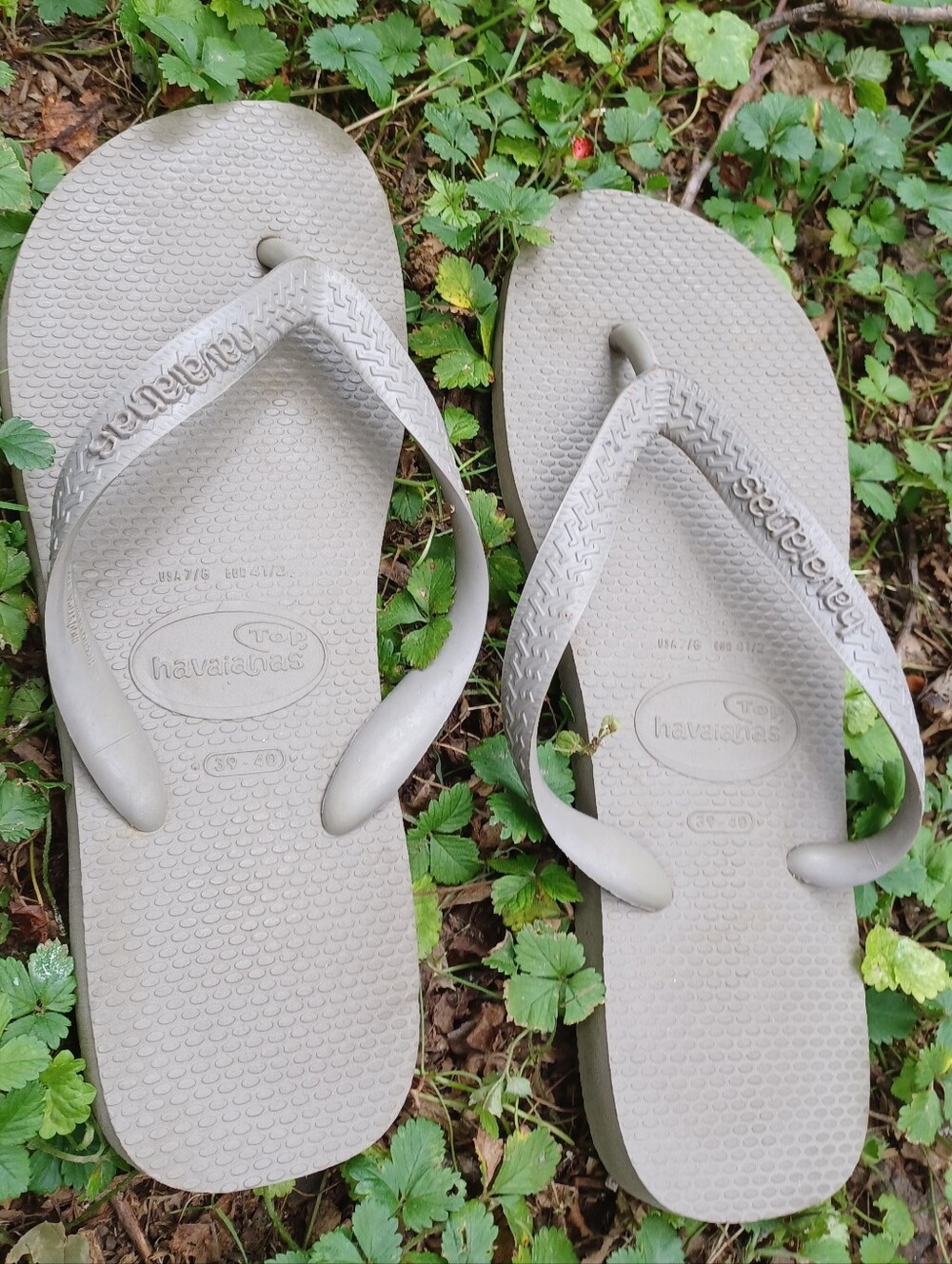 Vintage Havaianas gray textured flip-flop.